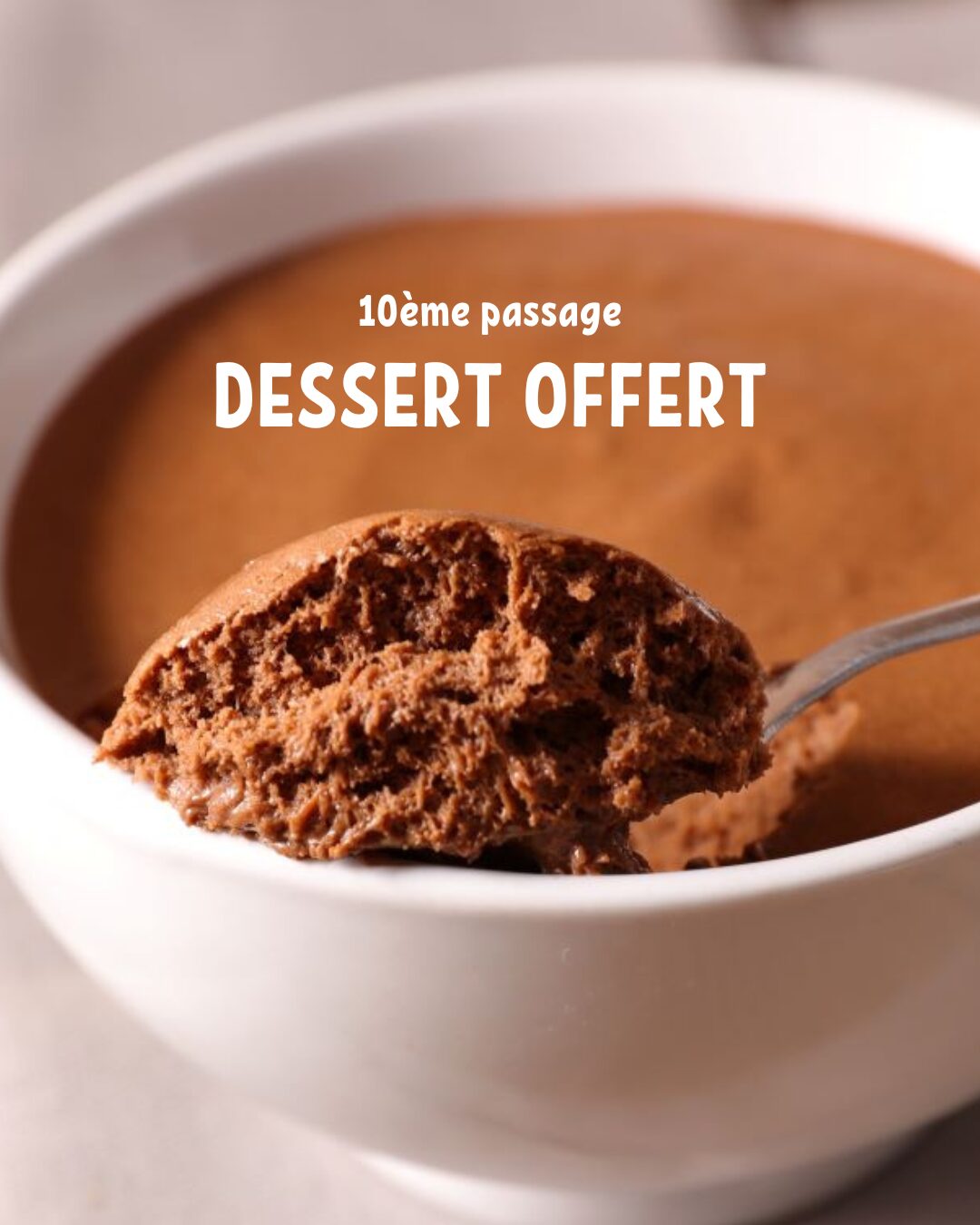 Une photo d'une mousse au chocolat avec une écriture dessus " 10ème passage dessert offert"